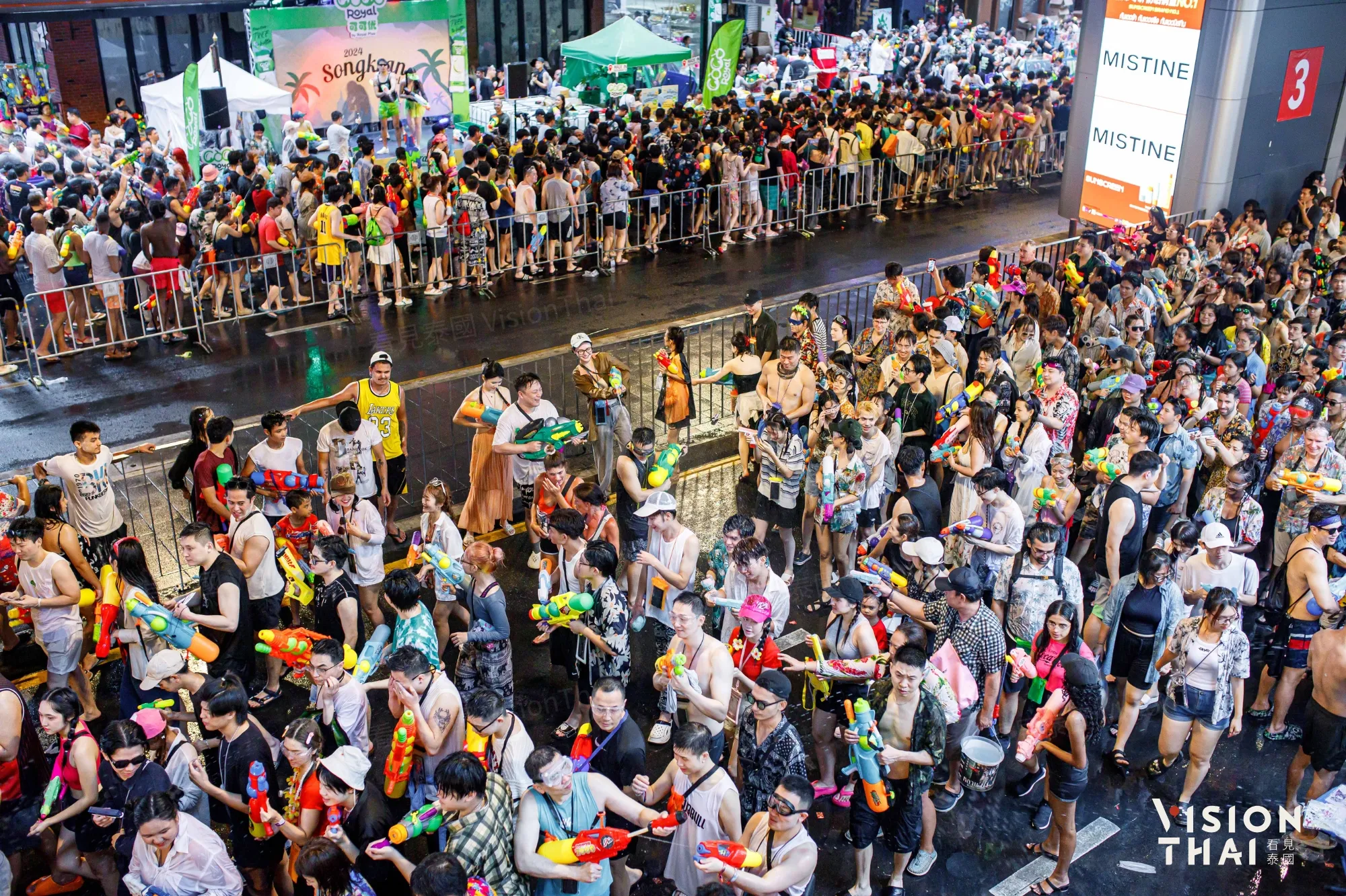 潑水節期間是隆路是LGBTQ+群的潑水聖地(來源:看見泰國 VisionThai)