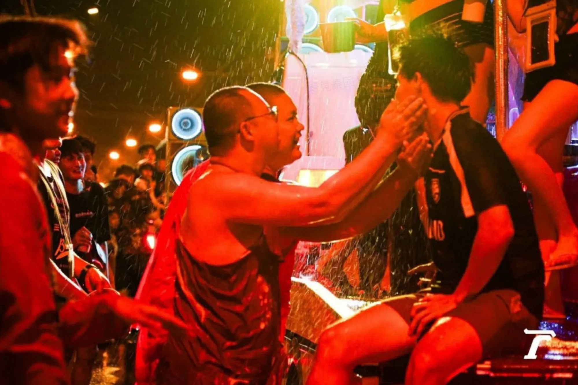 泰僧潑水節「玩嗨了」！穿袈裟塗粉 失當行為遭懲處