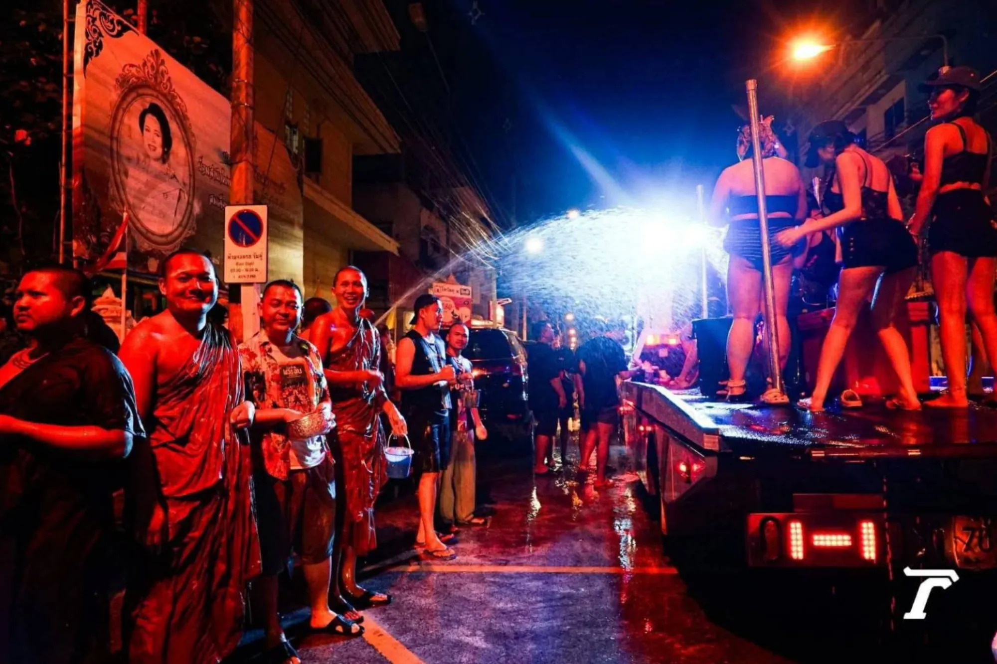 泰僧潑水節「玩嗨了」！穿袈裟塗粉 失當行為遭懲處（來源：Thairath Online via Chakkrapan Natanri）