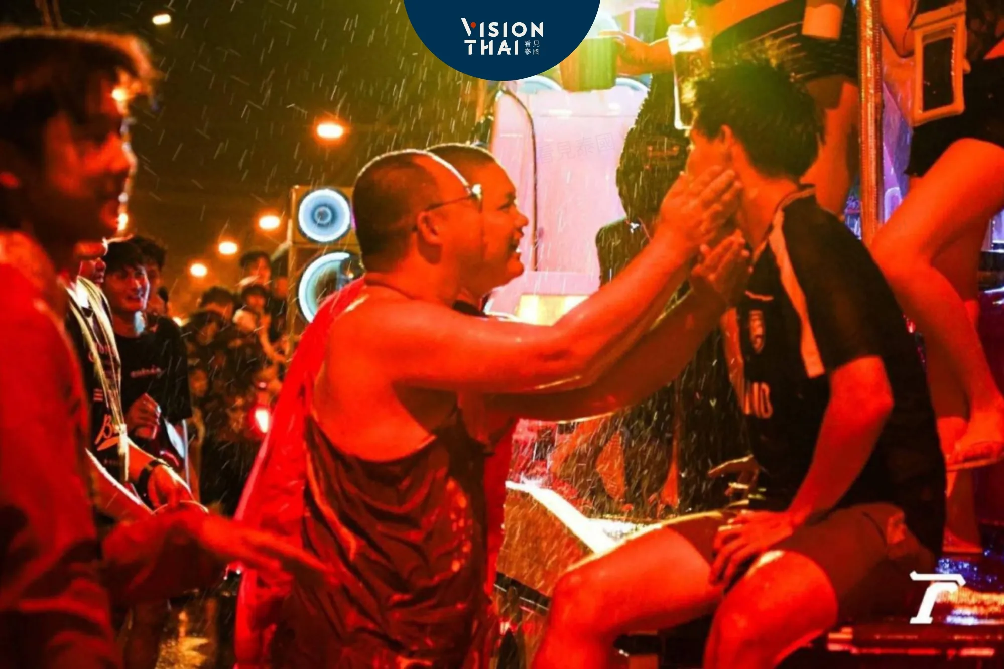 泰僧潑水節「玩嗨了」！穿袈裟塗粉 失當行為遭懲處（來源：Thairath Online via Chakkrapan Natanri）