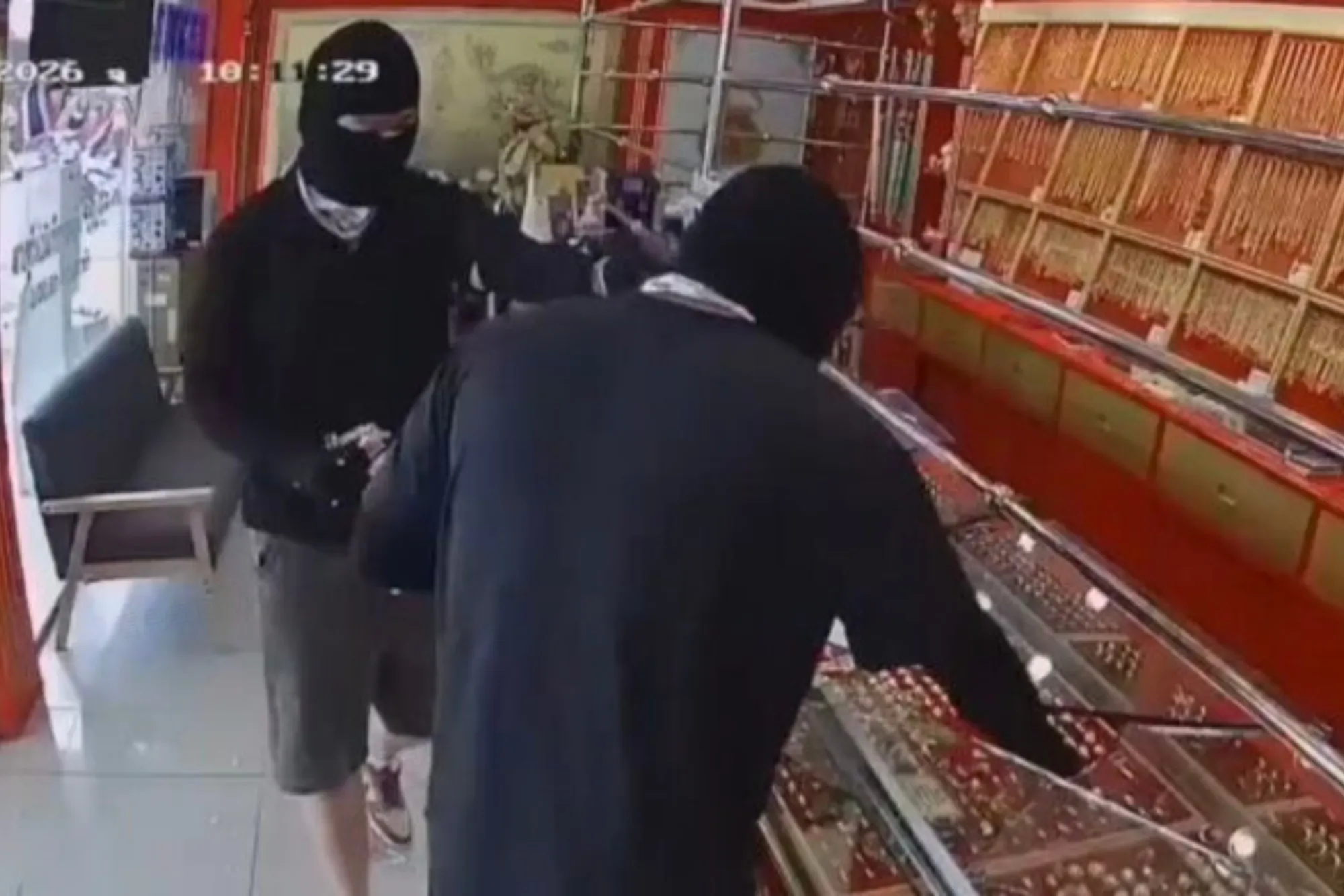 旅費花光搶金店！中國遊客泰國持槍搶劫落網
