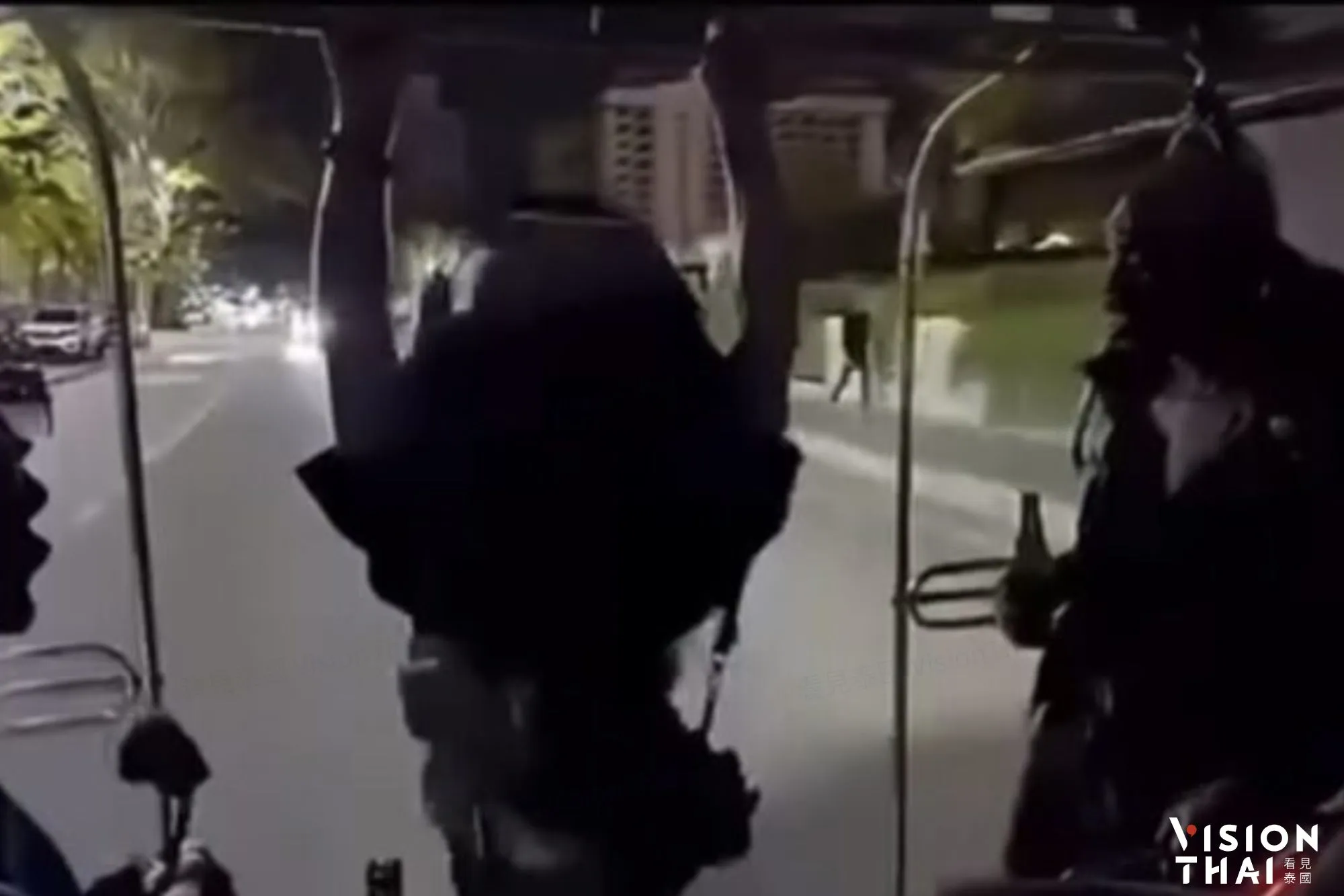 一名遊客試圖在行駛的雙條車頂架上後空翻，結果失足臉部朝下重摔路面。（來源： อยากดังเดี๋ยวจัดให้ รีเทริน์ part 7 FB）