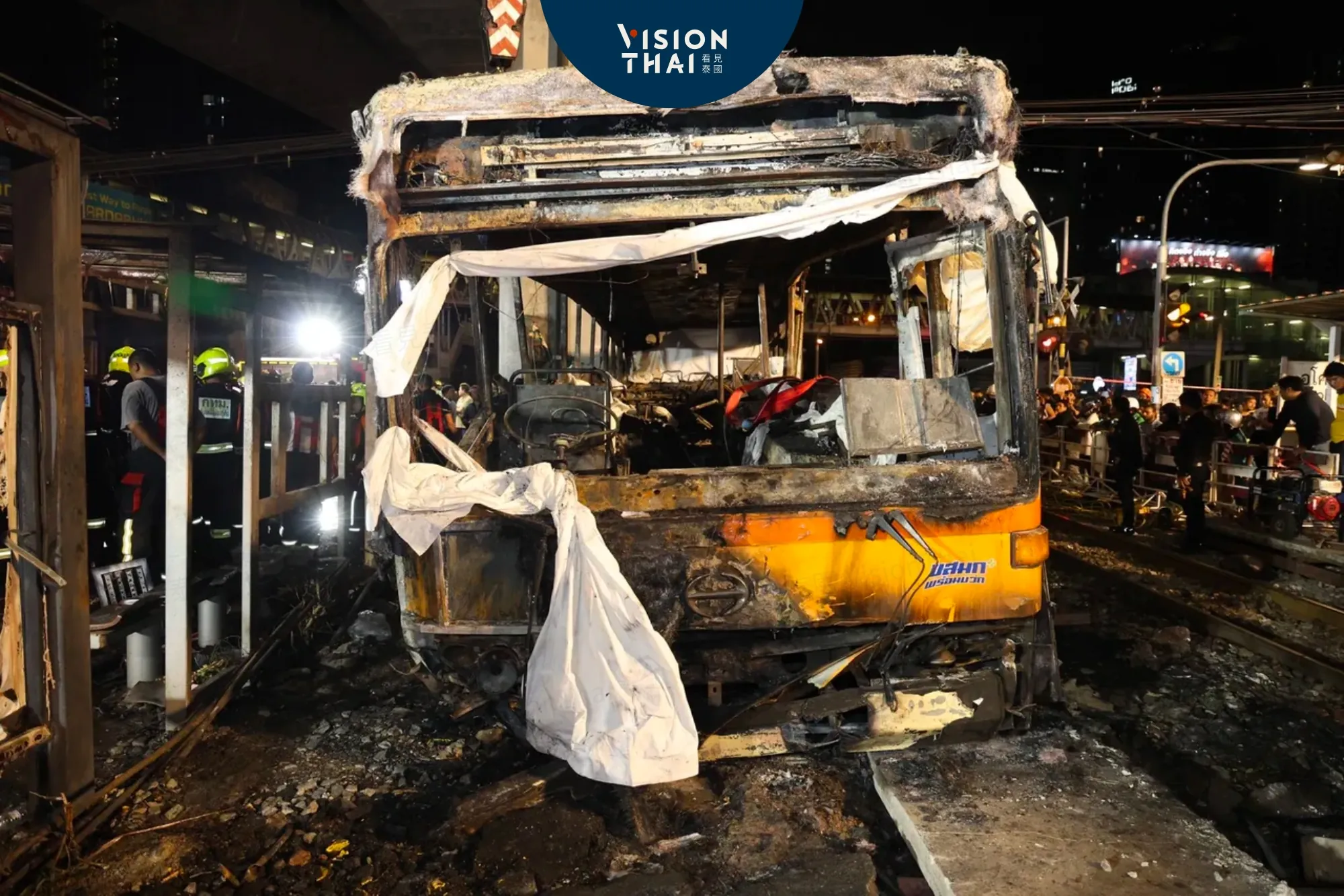 泰國列車撞公車起火釀8死！隔天同地點再現公車停鐵軌 泰媒怒轟：何時才學乖（來源：網路）