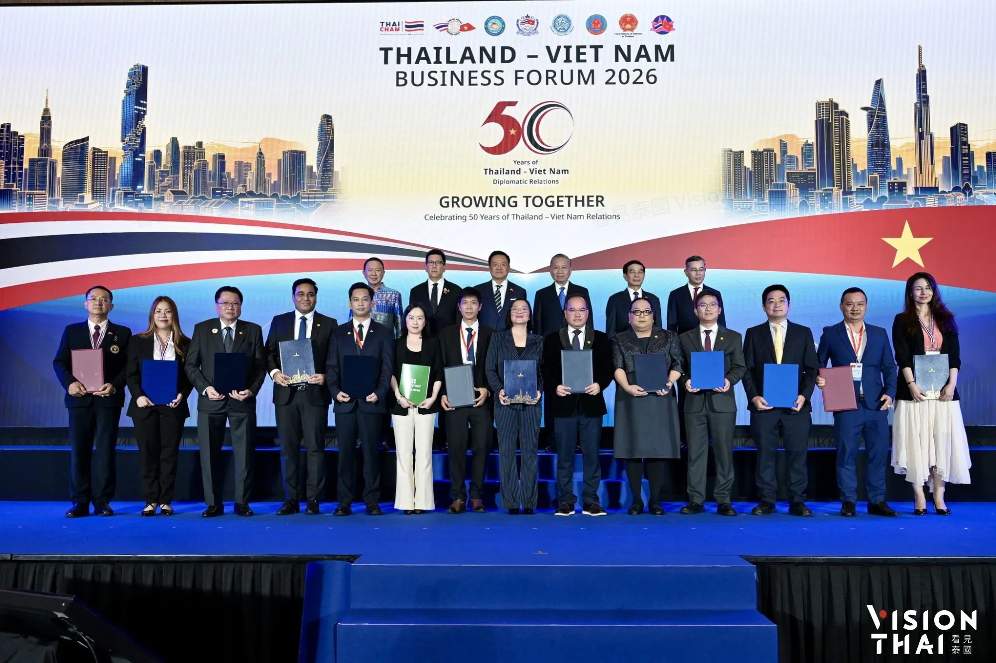 泰越建交50週年簽4大協議！越南第一夫人穿泰服遊大皇宮