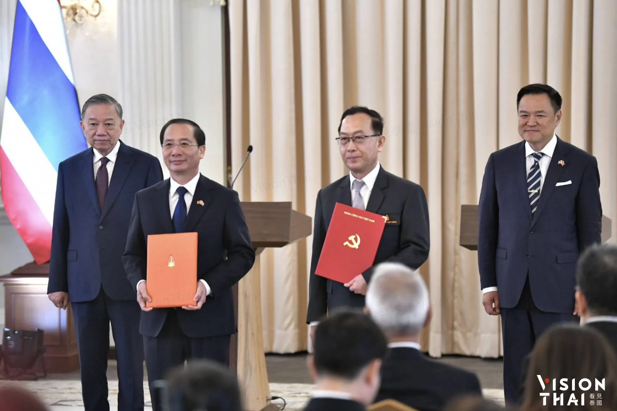 在泰越兩國領袖的共同見證下，雙方代表於政府廳展示新簽署的合作協議。（來源：สำนักข่าวไทย）