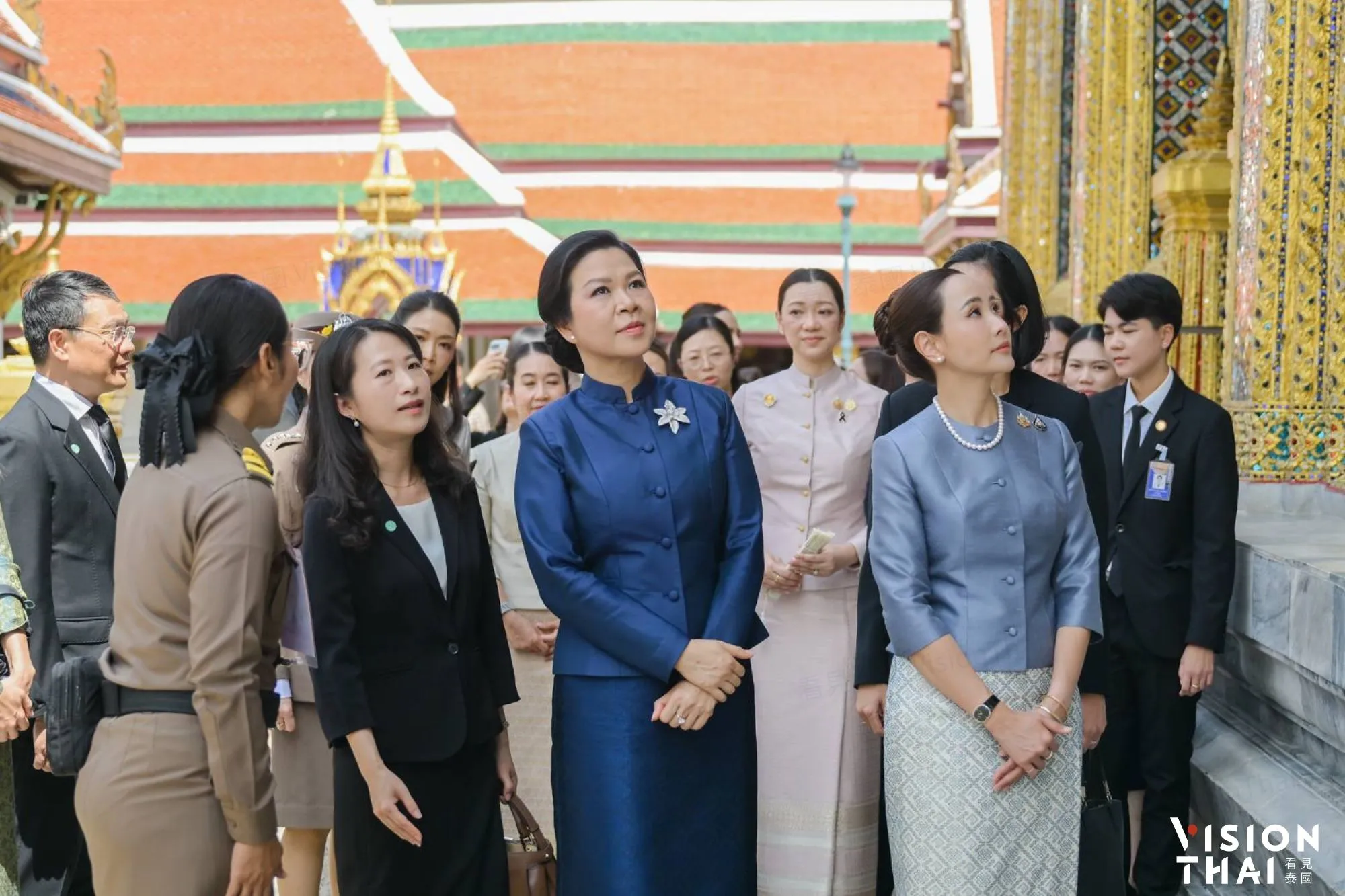 泰國副總理夫人查農陪同越南第一夫人吳芳麗細心聆聽大皇宮導覽員的講解，攜手體驗泰國傳統文化之美。（來源：สำนักข่าวไทย）