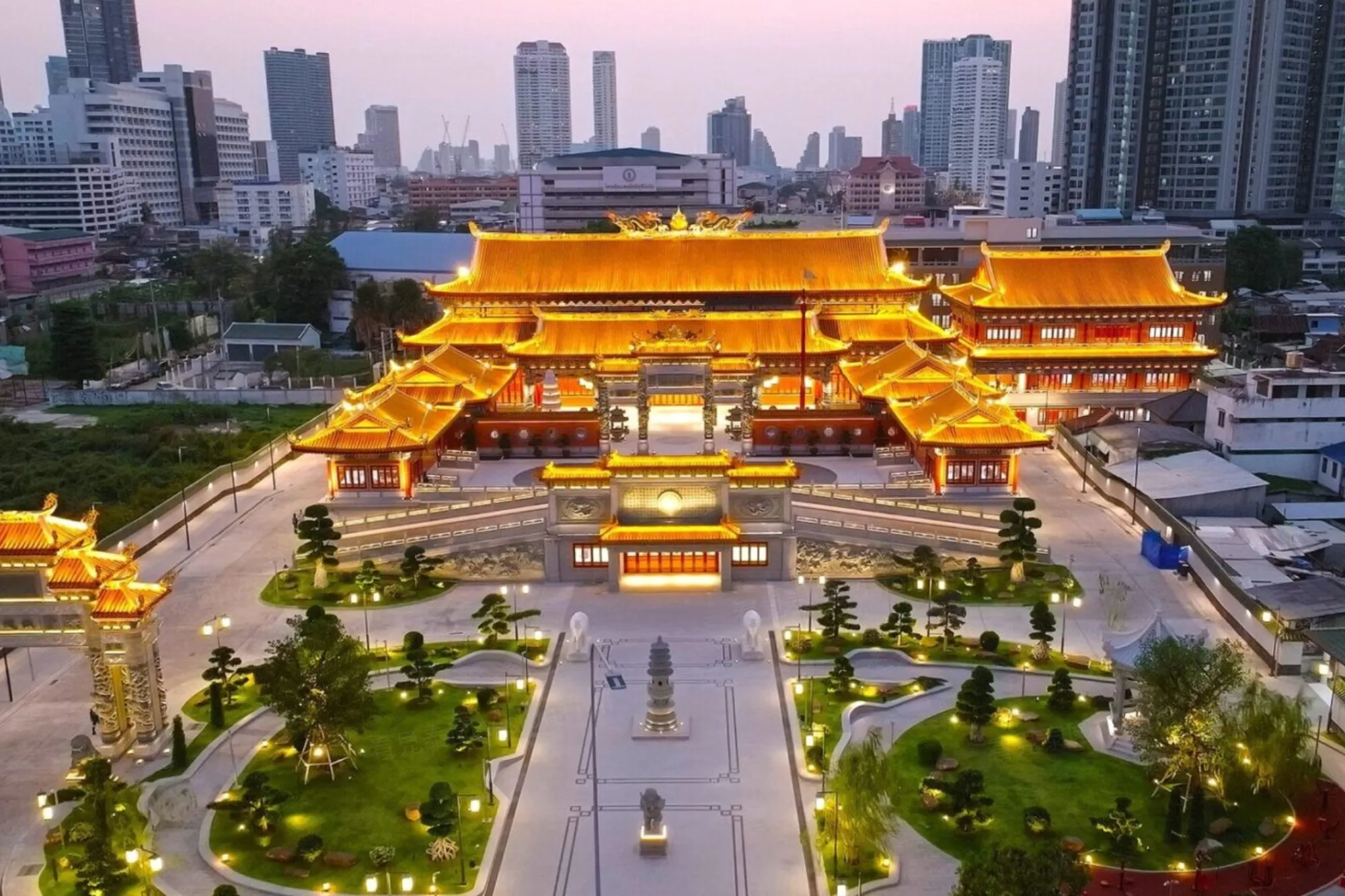 曼谷新地标!报德善堂白玉大峰祖师庙开放 泰王御赐庙名、全泰最大白玉神像镇守(来源:Khaosod)
