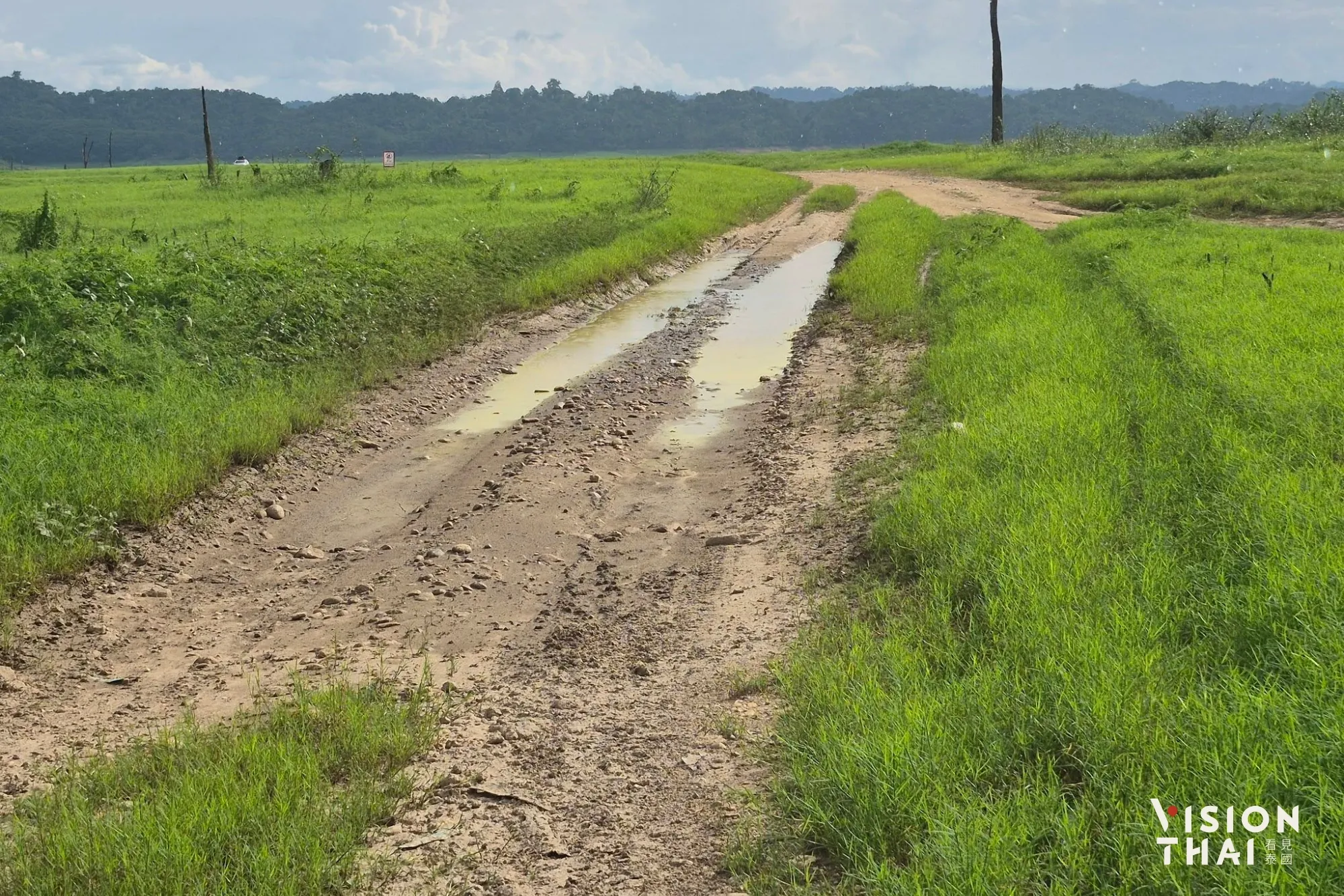 越野车冲上二战圣地兜风！死亡铁路尼基车站遗址重见天日却遭破坏（来源：Thai Burma Raiway FB）