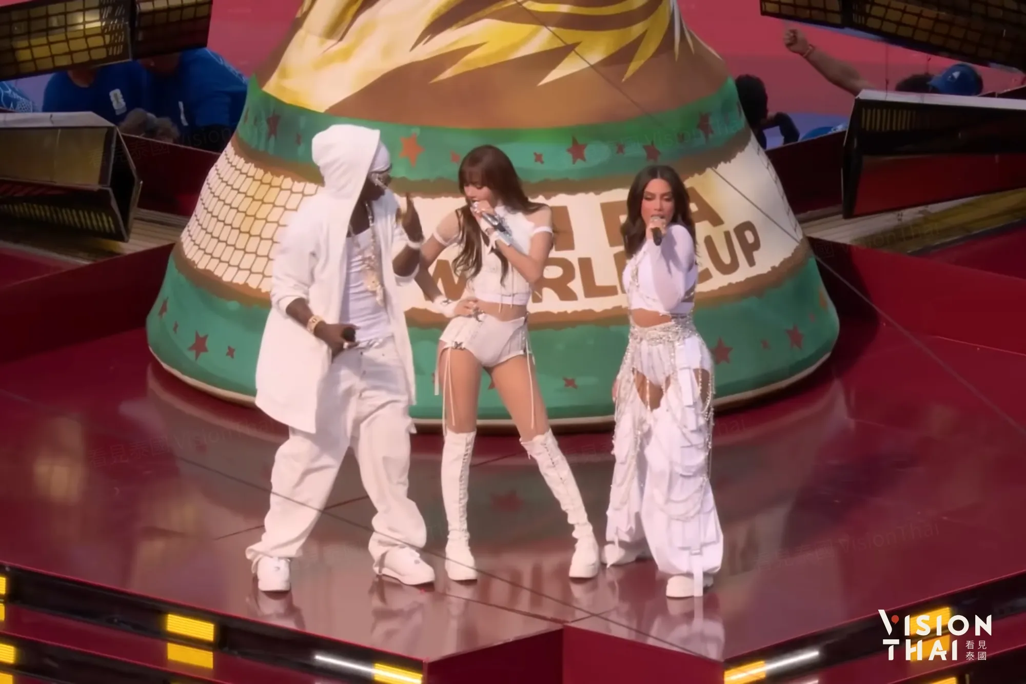 Lisa與巴西天后Anitta、奈及利亞饒舌歌手Rema獻唱〈Goals〉（來源：FIFA YouTube）