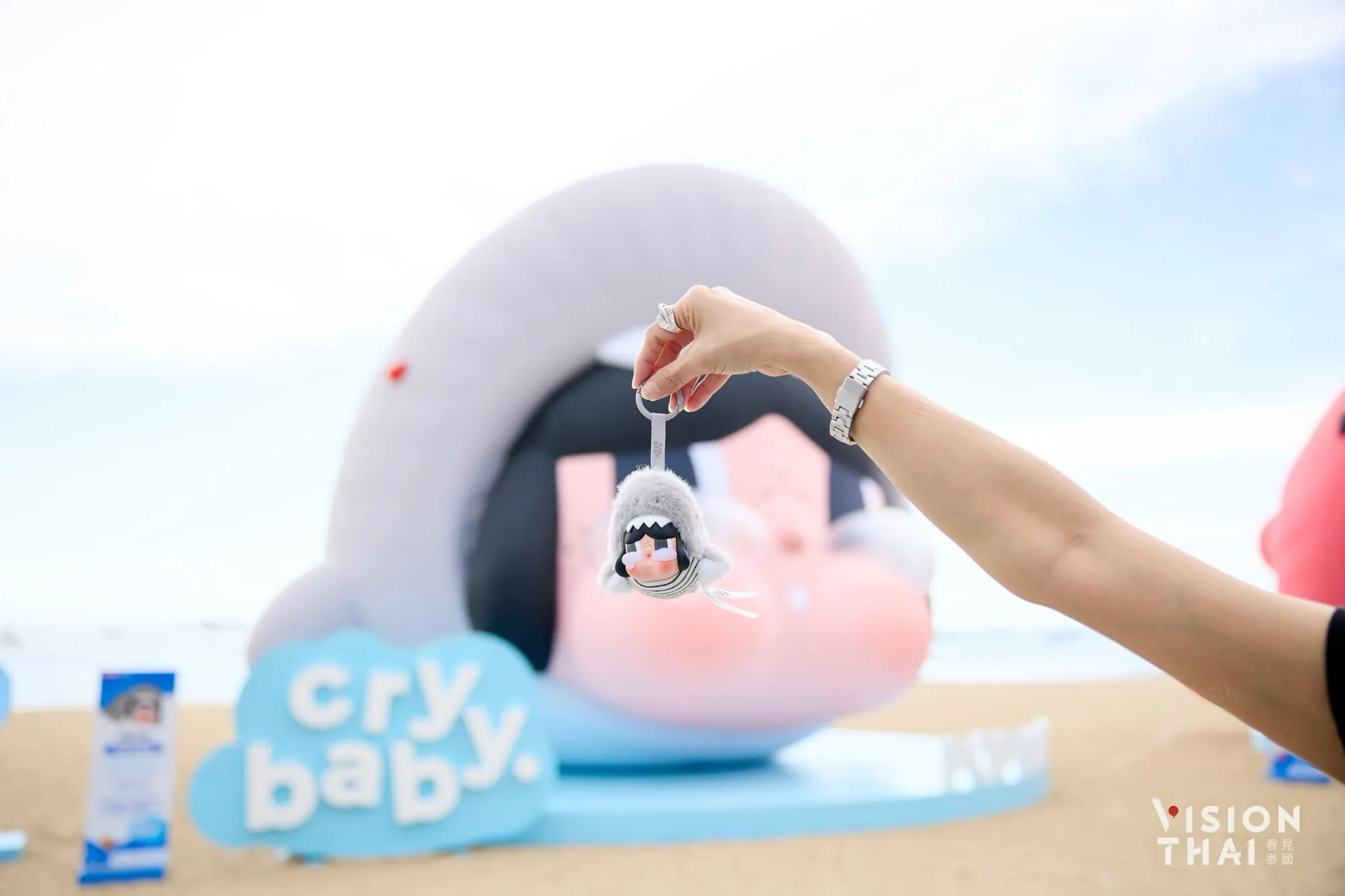 巨型Crybaby登陸芭達雅沙灘 8月前快來踩點（來源：官方社群）