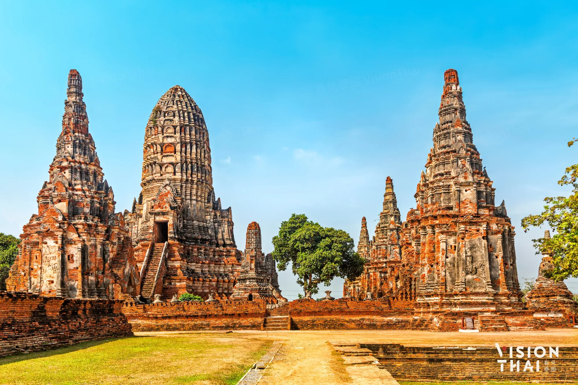 大城歷史公園(Ayutthaya Historical Park)的紅磚高塔與宮殿殘垣，展現出昔日帝國的壯麗景象。（來源：看見泰國 VisionThai）