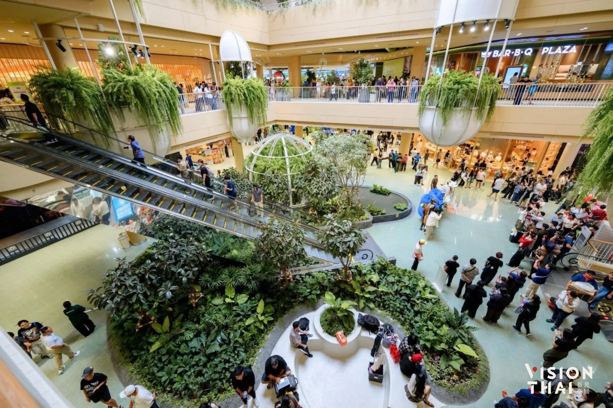 商場內充滿綠色植栽,逛街購物就像在花園散步一樣舒適。(來源:官方社群)