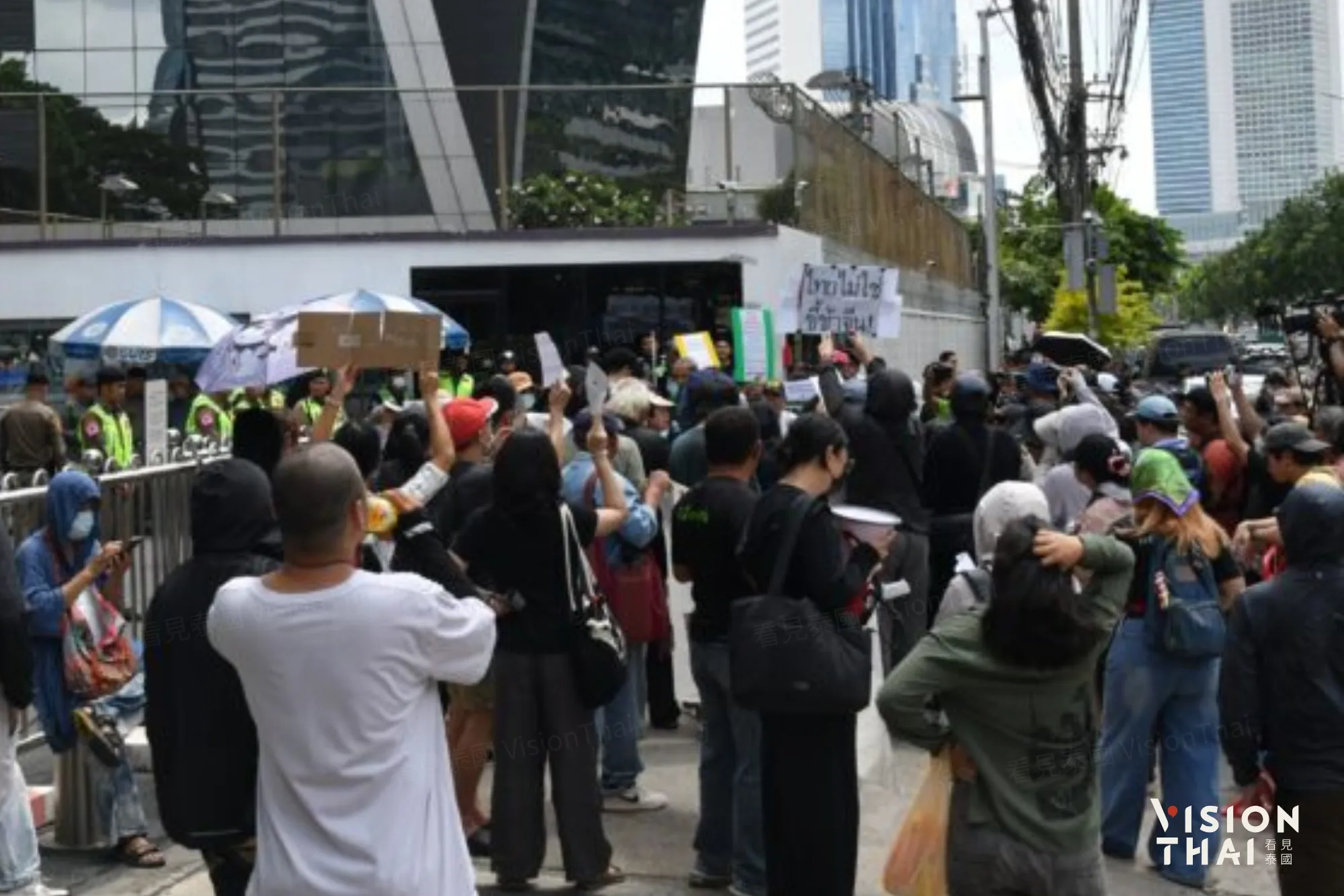 泰民眾包圍中國使館！居民體內驗出砷 湄公河支流驗出重金屬（來源：khaosod）