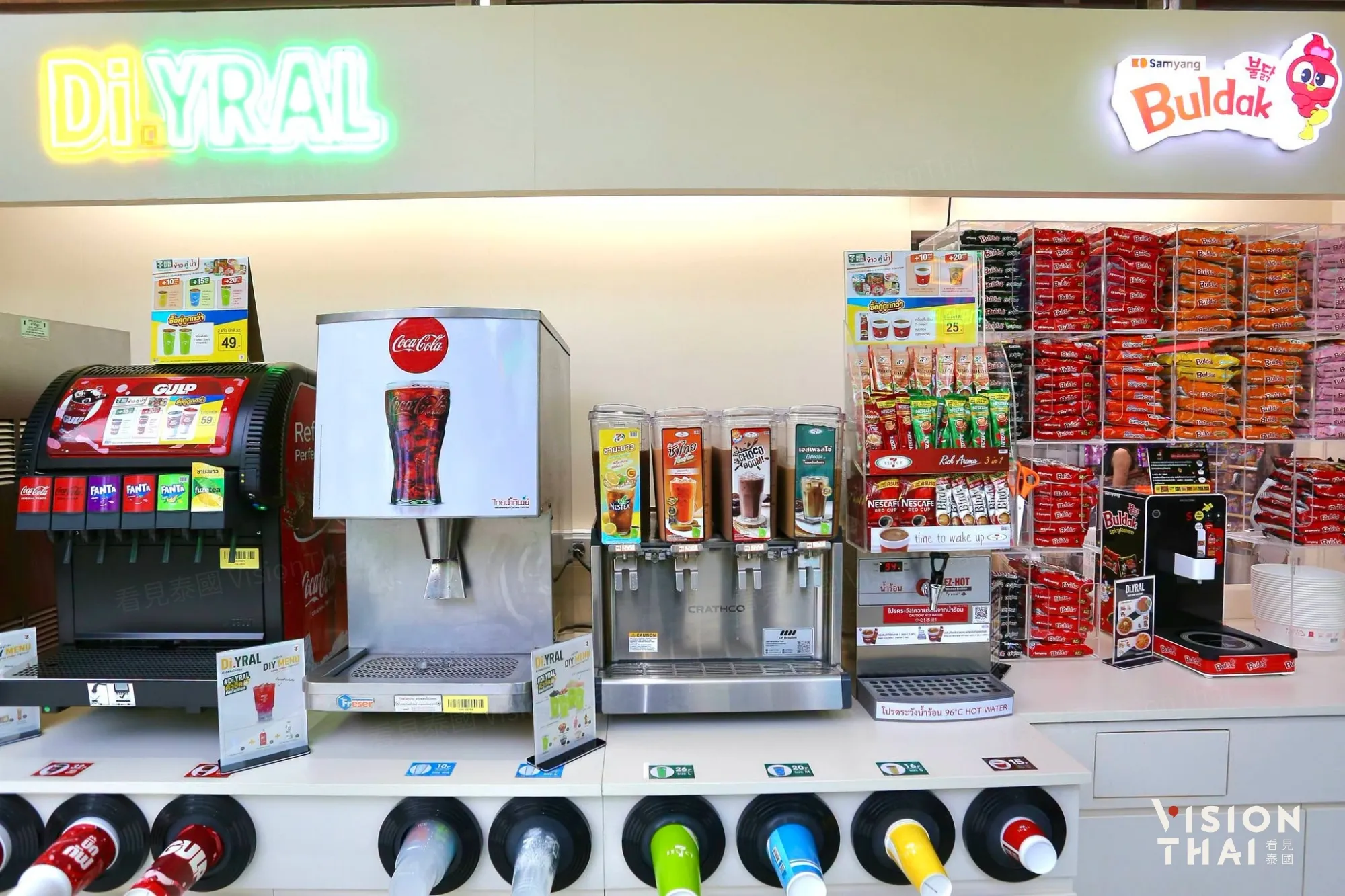 7-11 Cloud 11门市设有热门的DIY饮料区、豪华方便面自助区。（来源：官方社群）