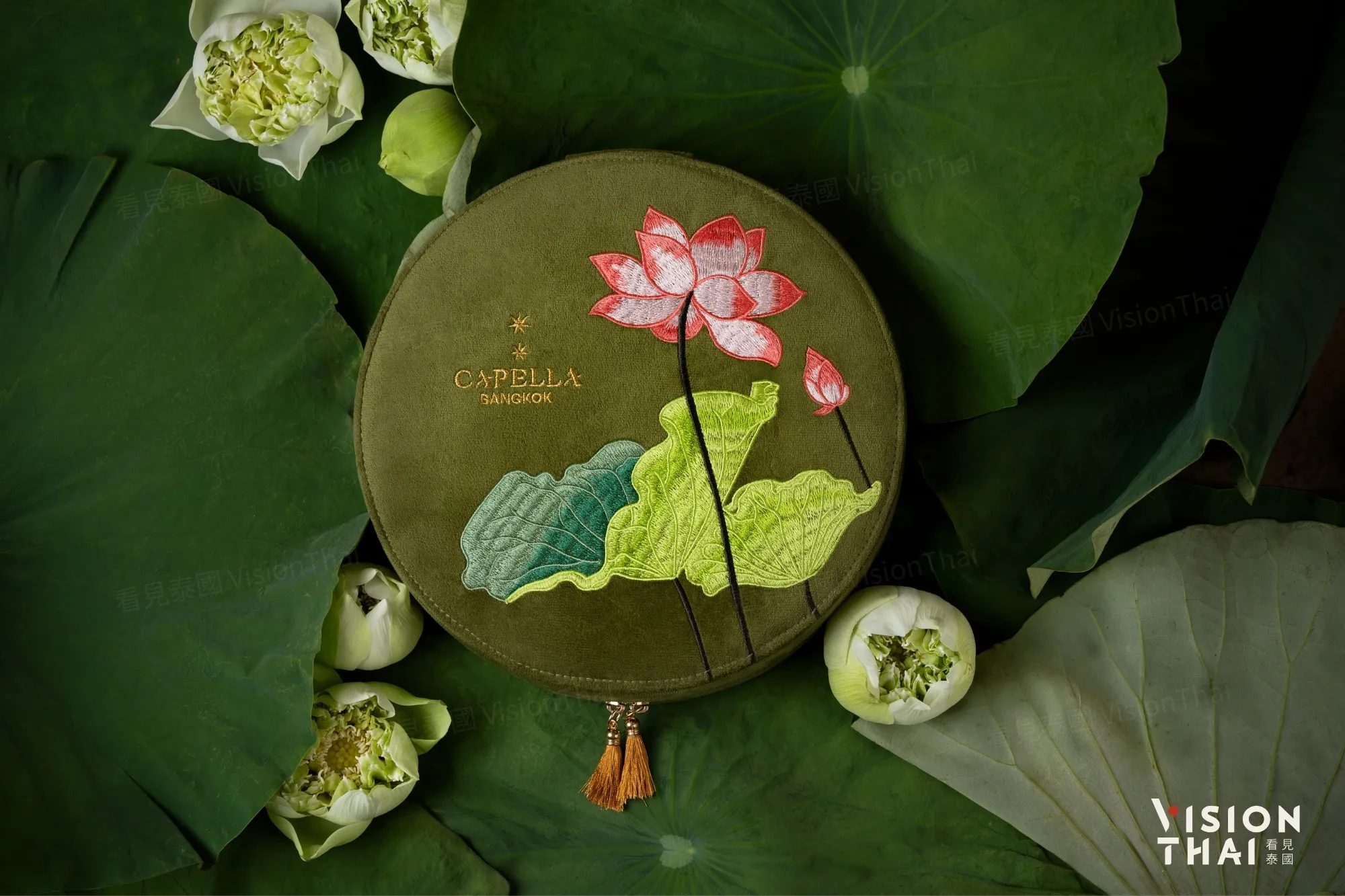 禮盒採橄欖綠天鵝絨製作,以精緻刺繡蓮花紋飾點綴(來源:曼谷嘉佩樂)
