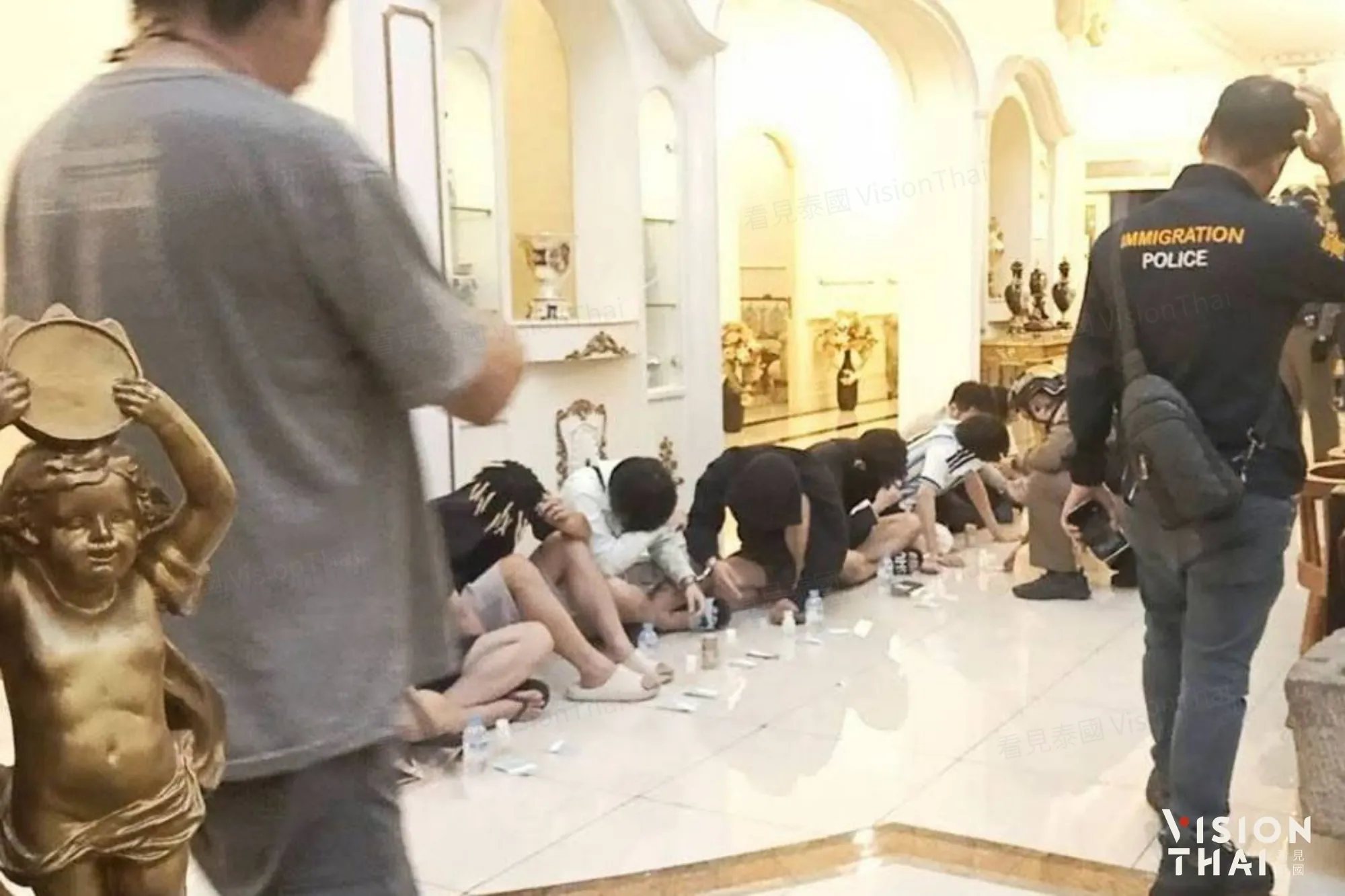 扮日警詐騙！曼谷豪宅做據點 中國大陸主謀在逃 台籍嫌犯等15人落網（來源：泰國移民局）