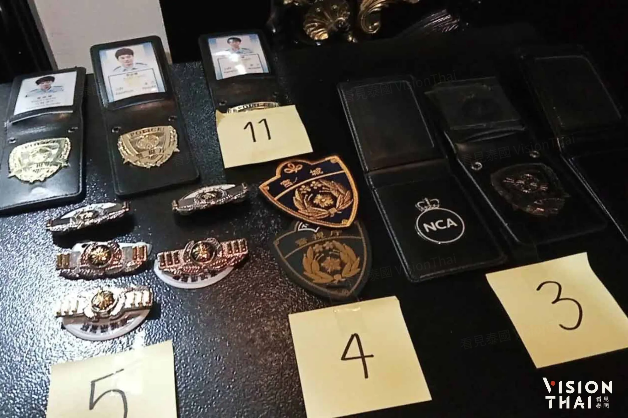 曼谷豪宅詐騙據點，現場有假警察制服及偽造的日本警察證件。（來源：泰國移民局）