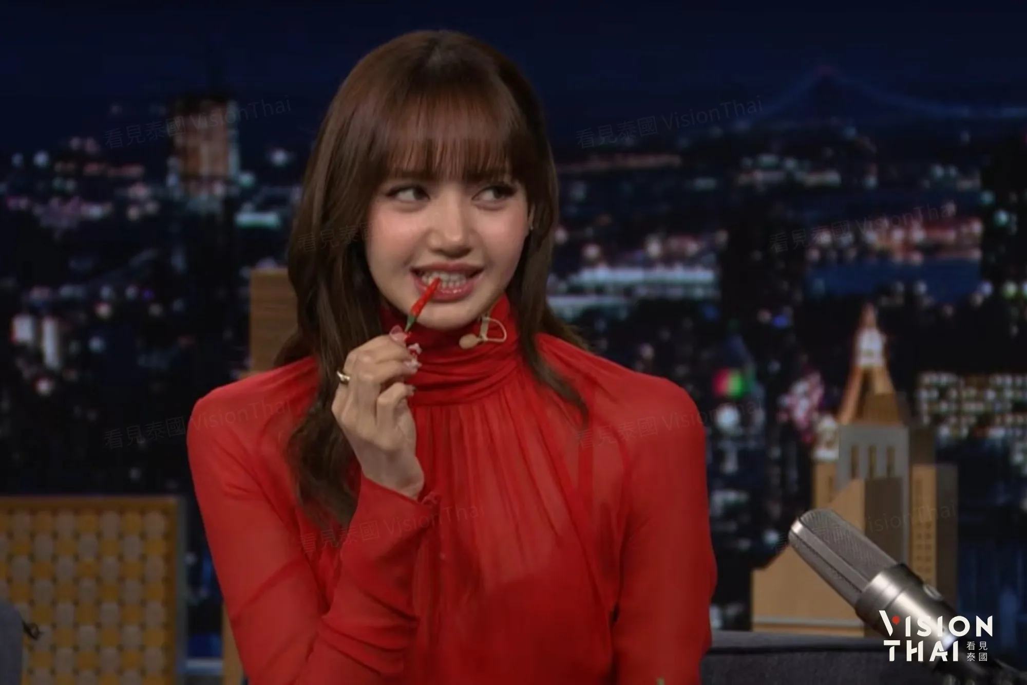 LISA教美主持人说泰语「干杯」!亲调「韩烧酒混泰啤」、推荐青木瓜沙拉 (来源:The Tonight Show Starring Jimmy Fallon)