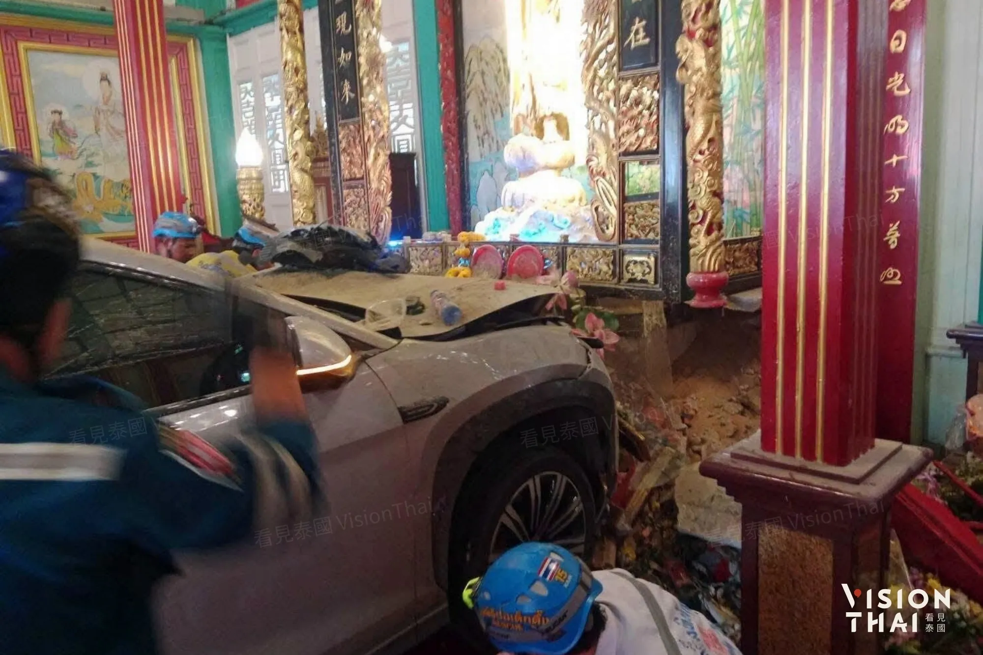 轎車衝進觀音廟 參拜女子卡車頭下！78駕駛稱身體不適